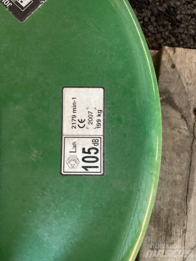 John Deere 7 Iron Utilaje întreţinere terenuri - Altele