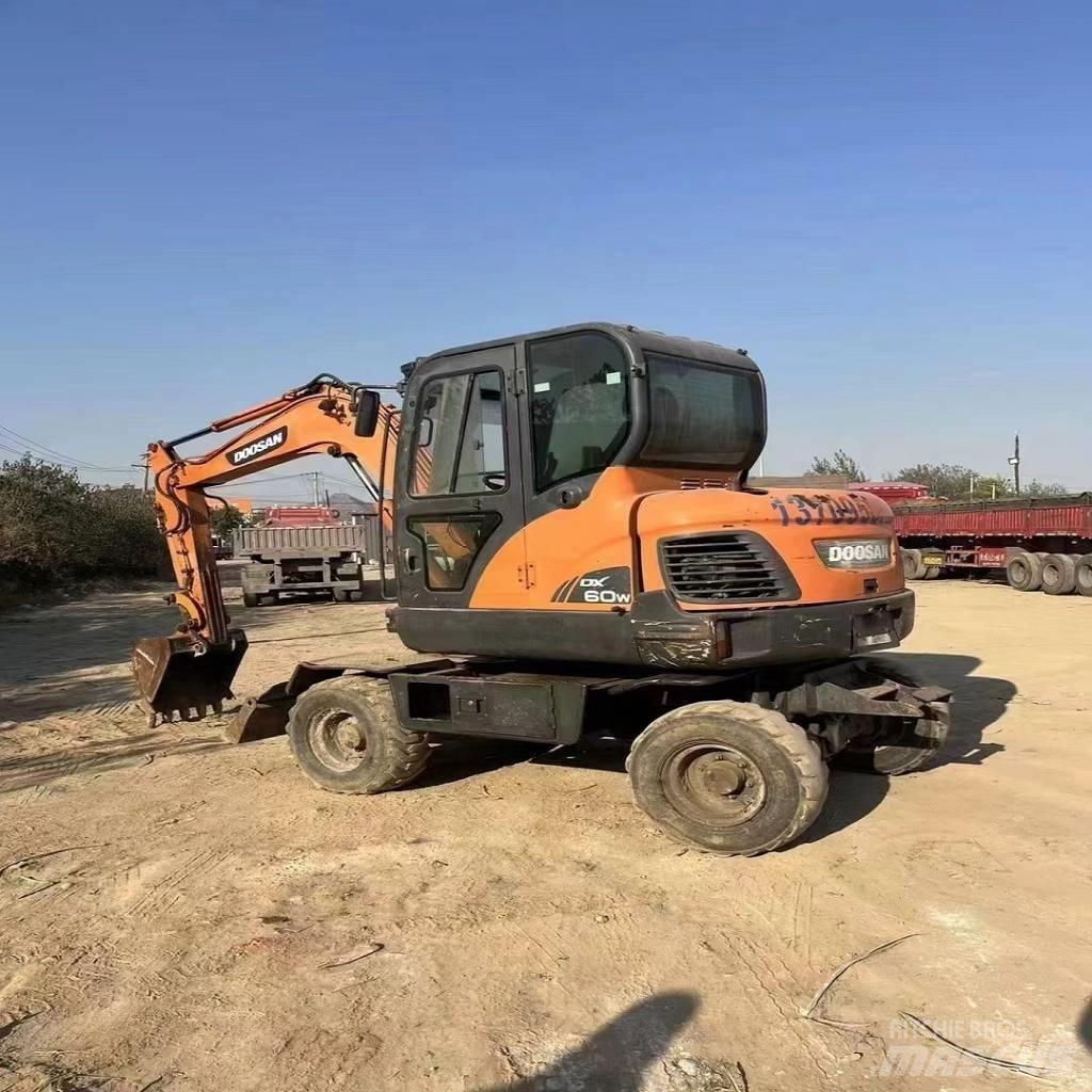 Doosan DX60W Excavatoare cu roti