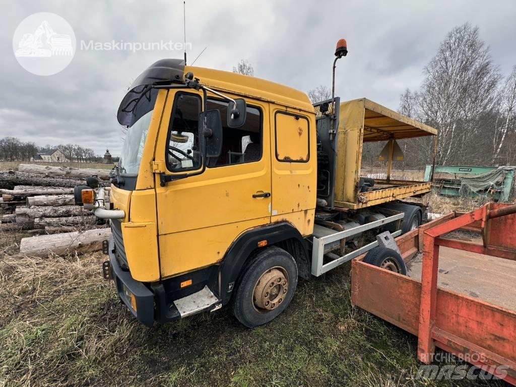 Mercedes-Benz 1117 L Camion cu carlig de ridicare
