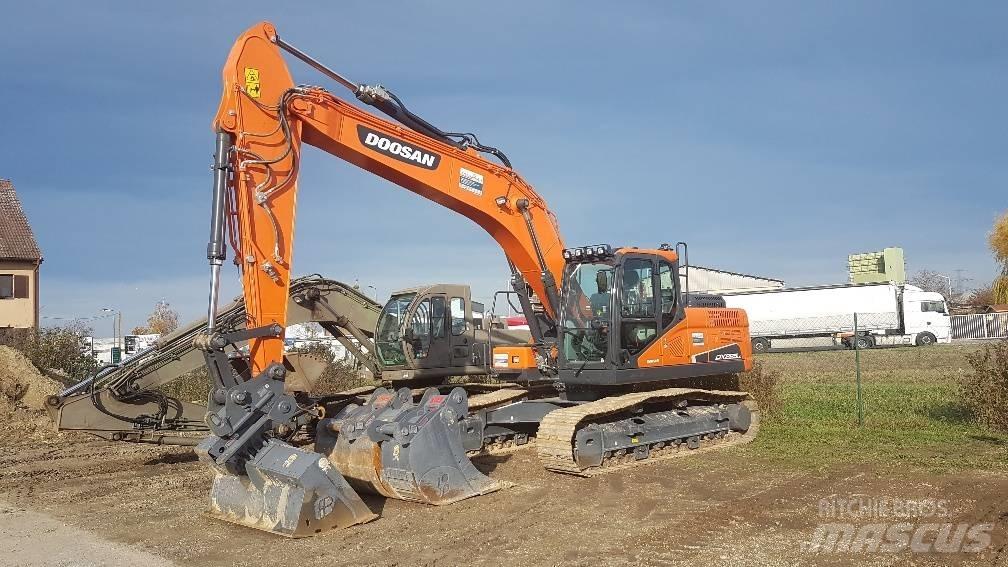 Doosan DX 225 Excavatoare pe șenile
