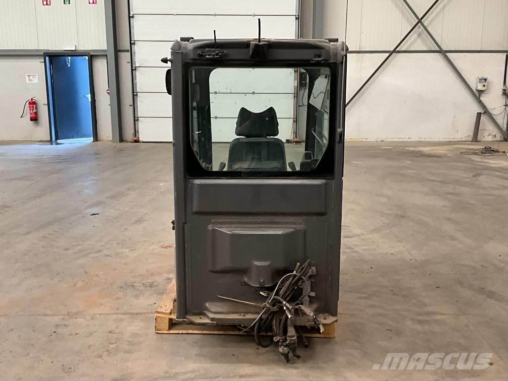 Hitachi ZX 210-3 Cabine si interior