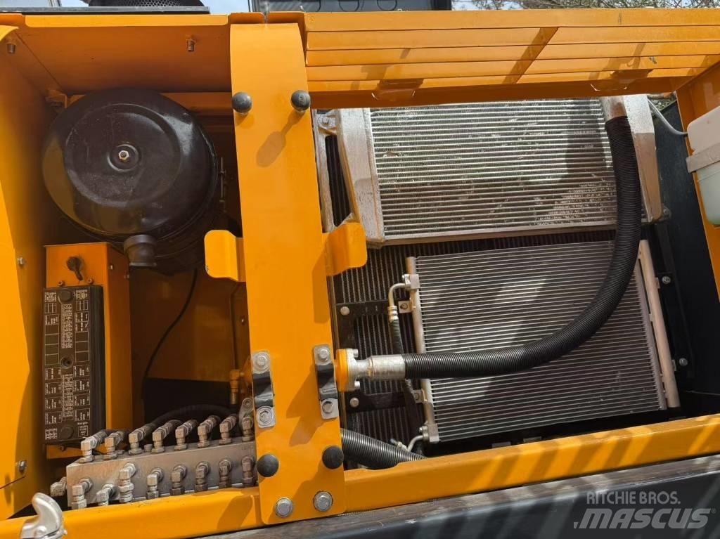 Hyundai 305 Excavatoare pe șenile
