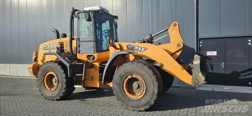 CASE 821 F Incarcator pe pneuri