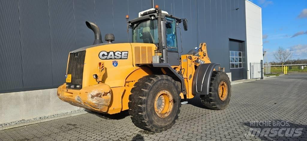 CASE 821 F Incarcator pe pneuri