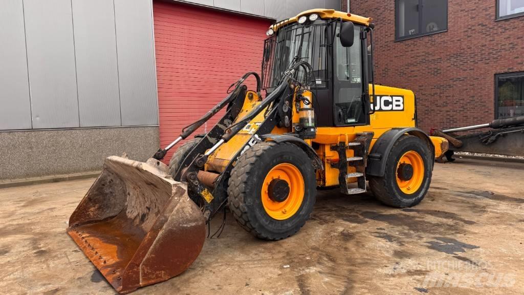 JCB 411 Incarcator pe pneuri