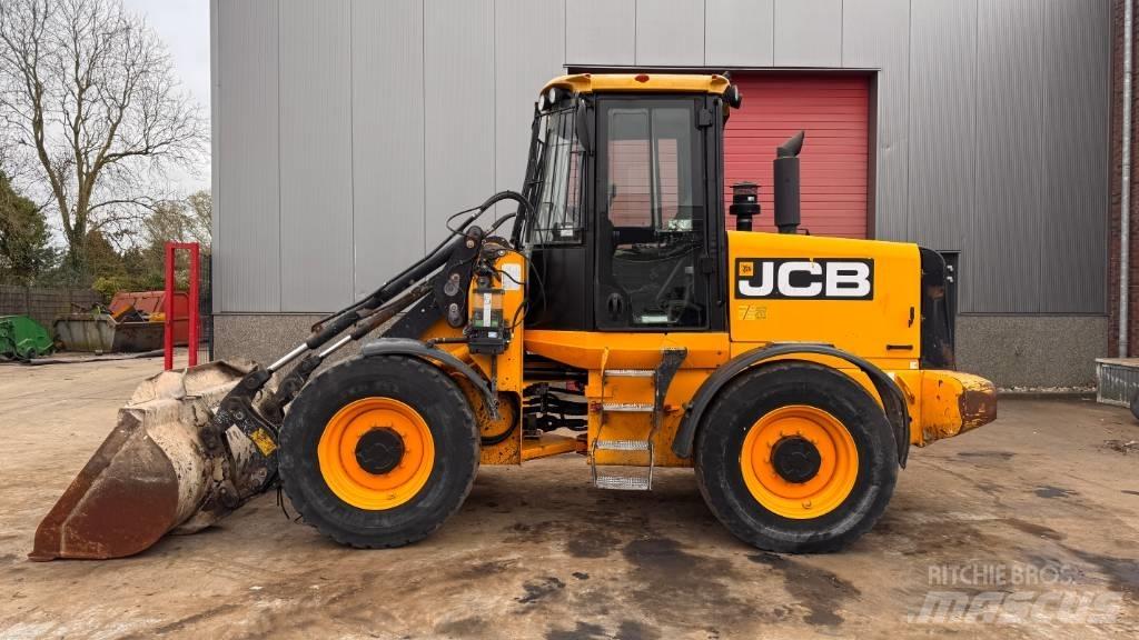 JCB 411 Incarcator pe pneuri