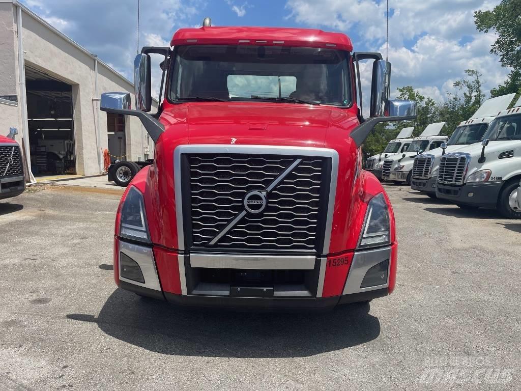 Volvo VNL64T300 Autotractoare