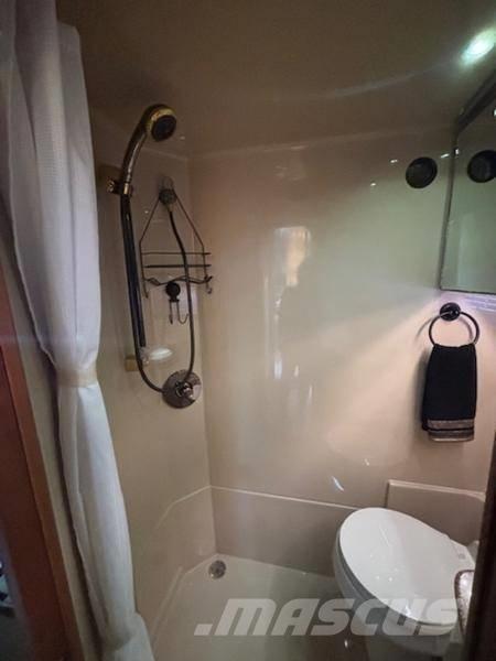  Cruisers Yachts 3870 Barje si pontoane