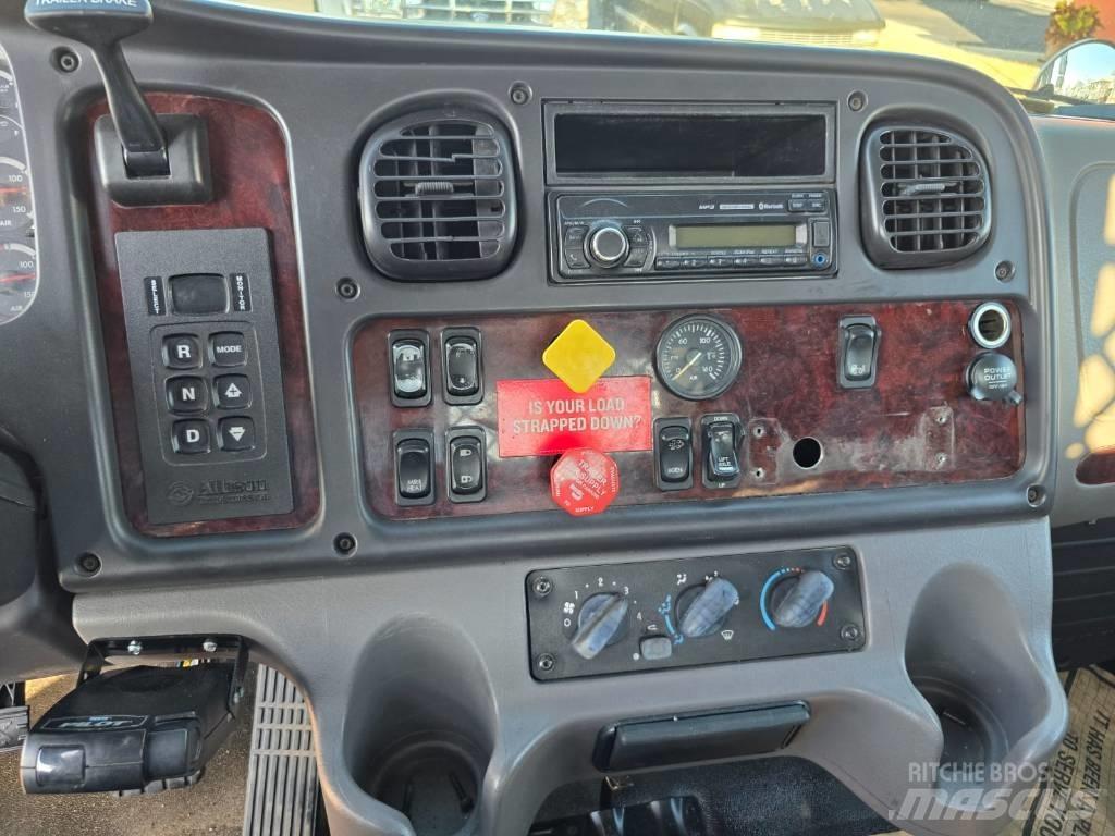 Freightliner M2 106 Camioane platforma/prelata