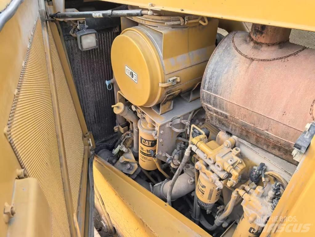 CAT D8T bulldozers Buldozere pe senile