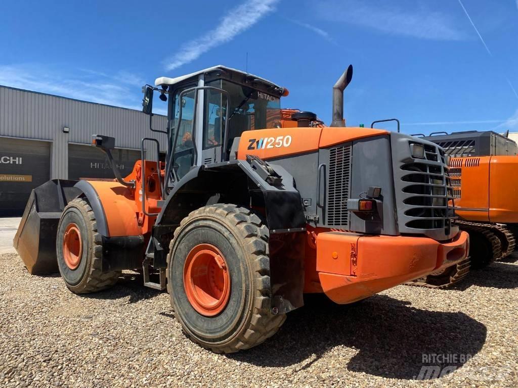 Hitachi ZW 250 Incarcator pe pneuri