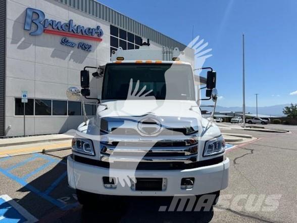 Hino L7 Camion de deseuri