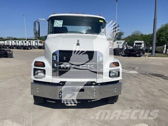 Mack MD6 Autotractoare