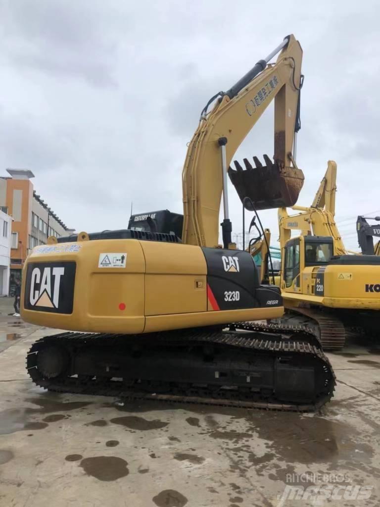 CAT 323 D Excavatoare pe șenile
