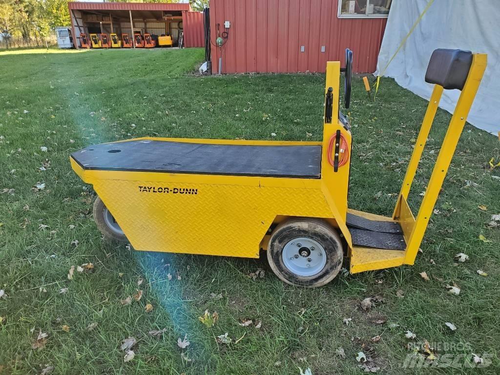 Taylor-Dunn SC090 Camioane de tractiune