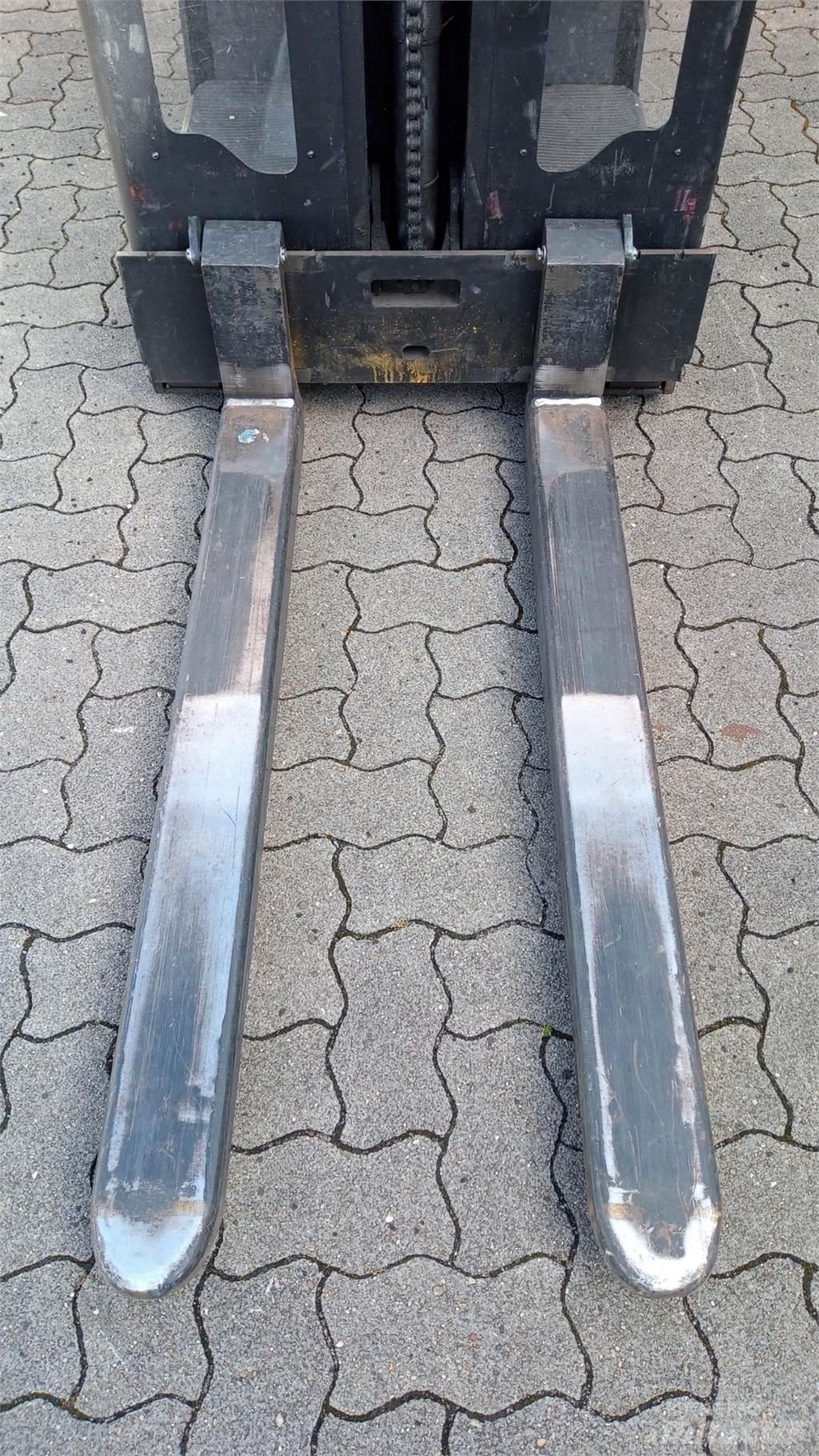 Toyota OSE100 Transpaleta cu platforma