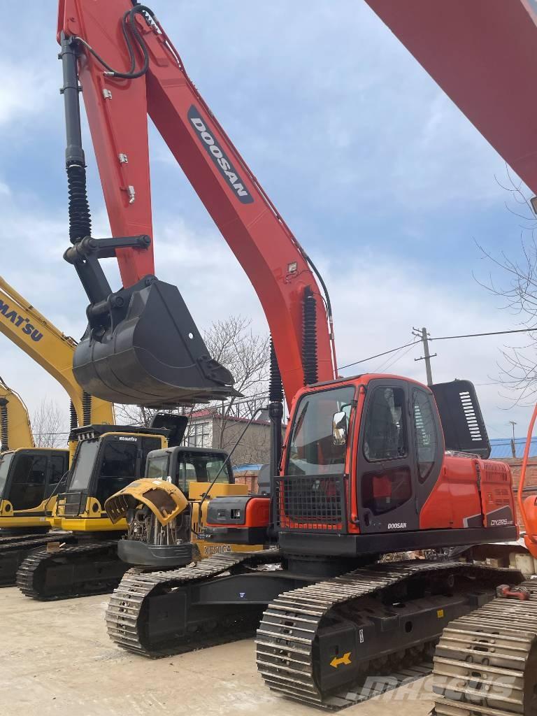 Doosan DX 225 Excavatoare pe șenile
