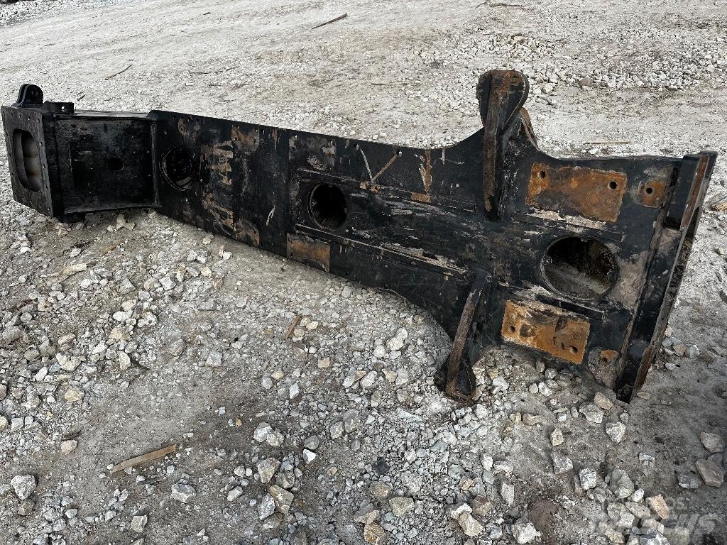 Komatsu 895 Sasiuri si suspensii