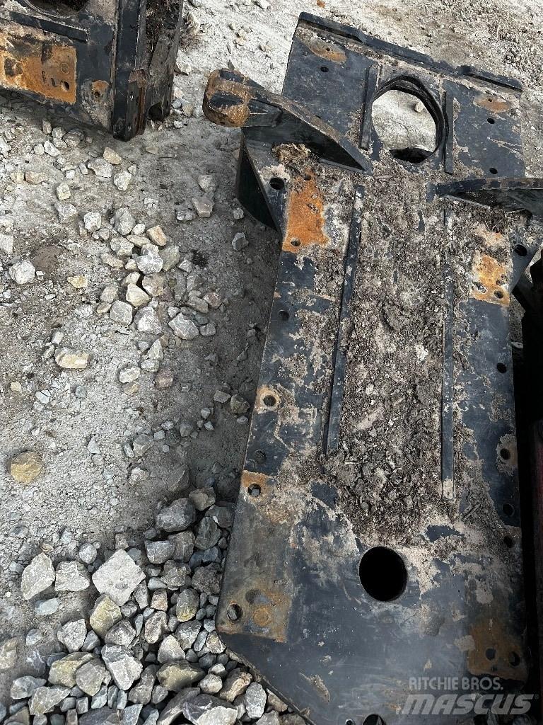 Komatsu 895 Sasiuri si suspensii