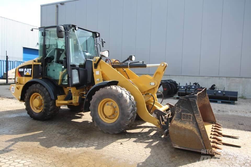 CAT 906M Incarcator pe pneuri