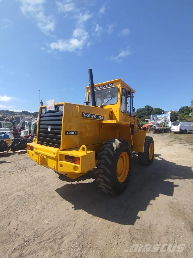 Volvo BM 4200 Incarcator pe pneuri