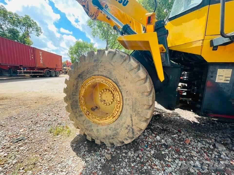 Komatsu WA320 Incarcator pe pneuri