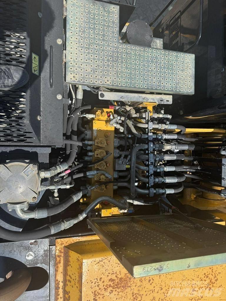 CAT M 318 D Excavatoare cu roti