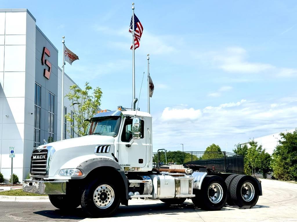 Mack GU 813 Autotractoare