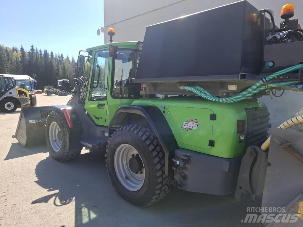 LM Trac 686 Incarcator pe pneuri