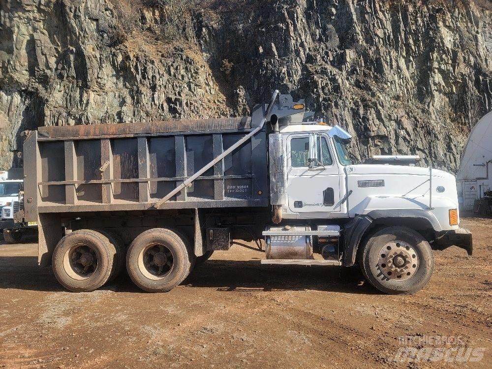 Mack CL 713 Autobasculanta