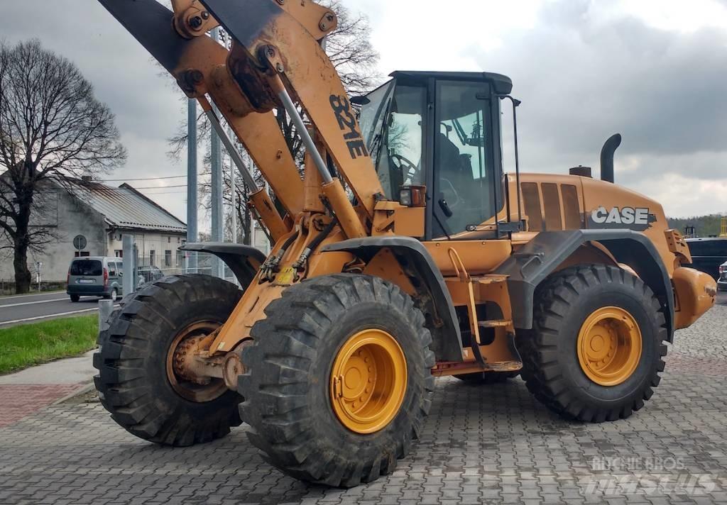 CASE 821 E Incarcator pe pneuri