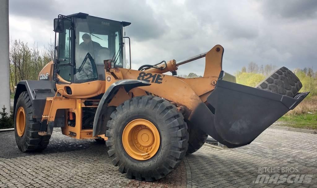 CASE 821 E Incarcator pe pneuri