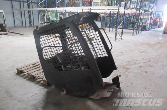 Komatsu SK714 Cabine si interior