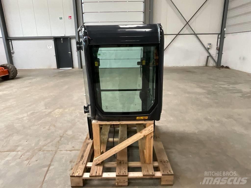 Kubota U 27-4 Cabine si interior