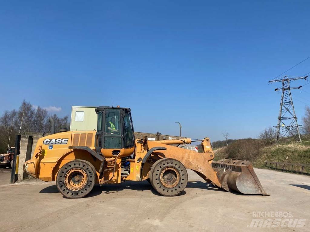 CASE 821 F Incarcator pe pneuri