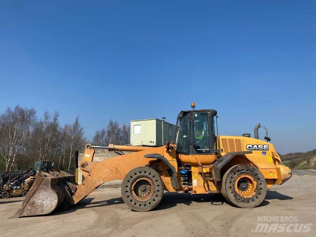 CASE 821 F Incarcator pe pneuri