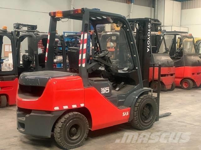Toyota 8 FD F 30 Diesel trucks