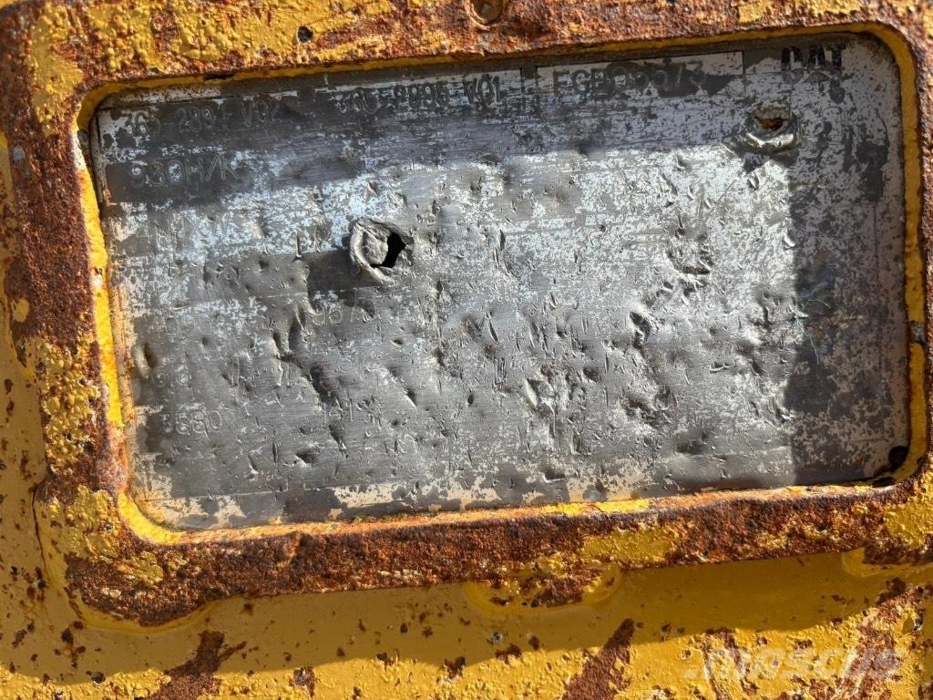 CAT 980 Bucket Pistoane