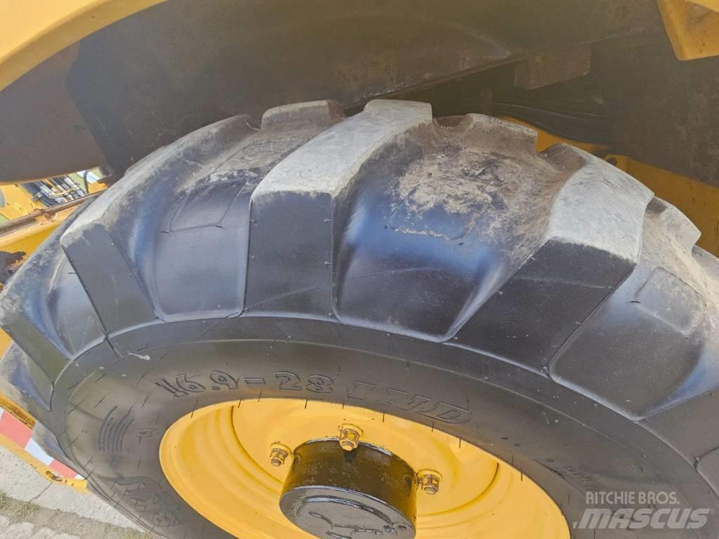 Komatsu WB 93 S-5 Buldoexcavatoare