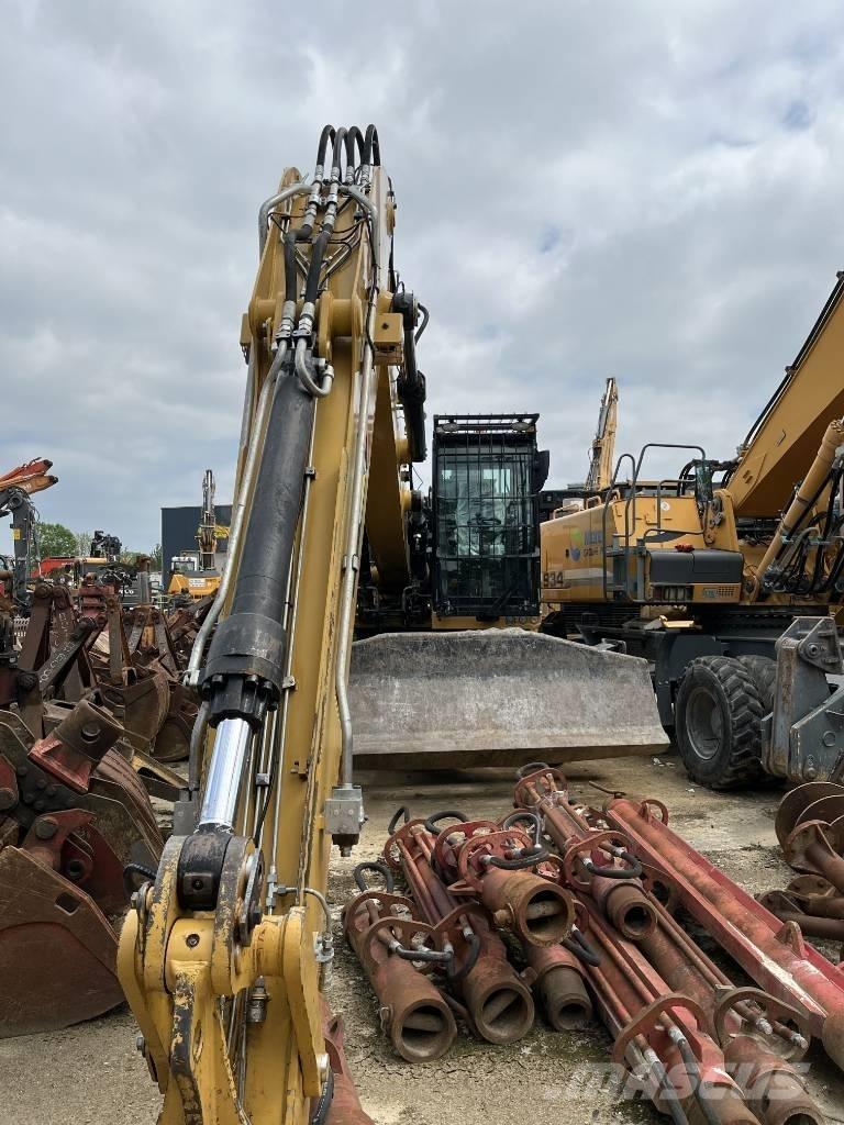 CAT MH 3022 Excavatoare cu roti