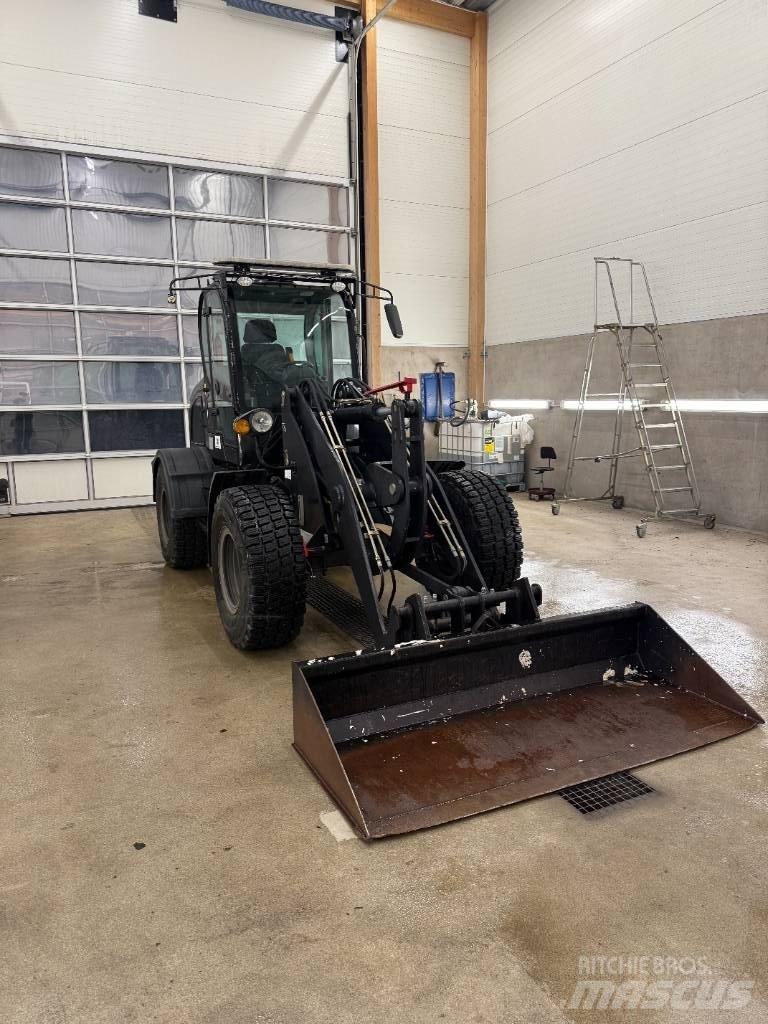  D-Machine  2550 Incarcator pe pneuri