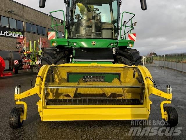 John Deere 8200 i Forajere cu autopropulsare