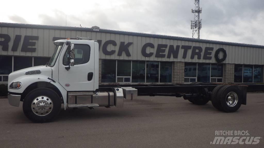 Freightliner M2 106 Camion cabina sasiu