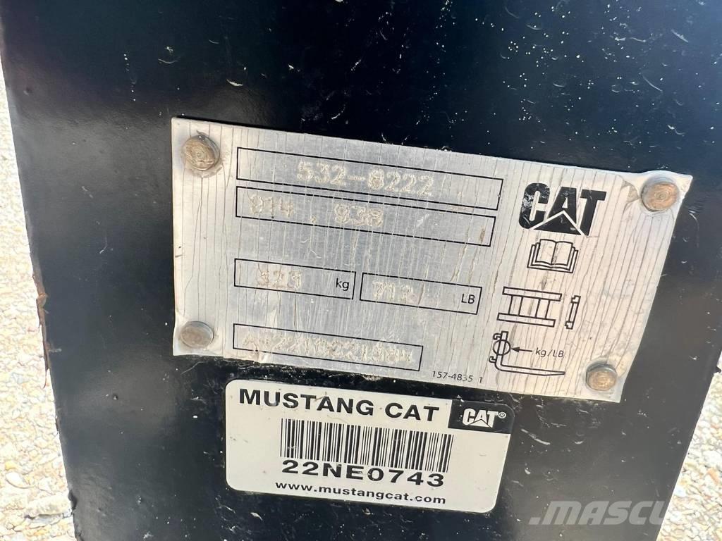 CAT Forks Incarcator pe pneuri