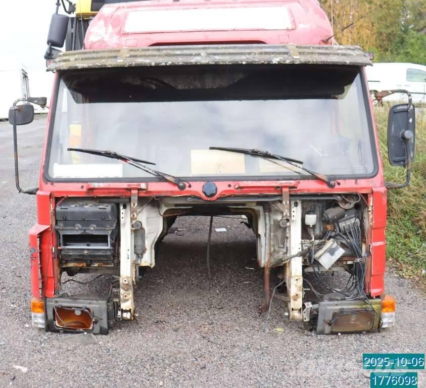 Scania P 82 M Cabine si interior