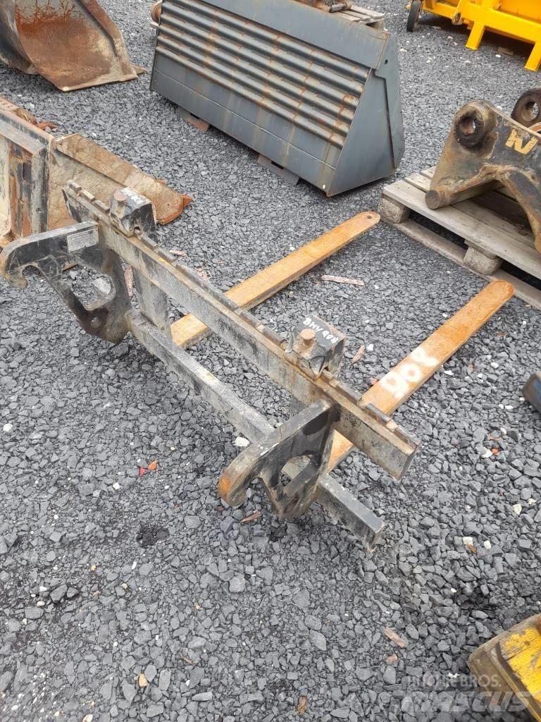 CAT 908M Incarcator pe pneuri