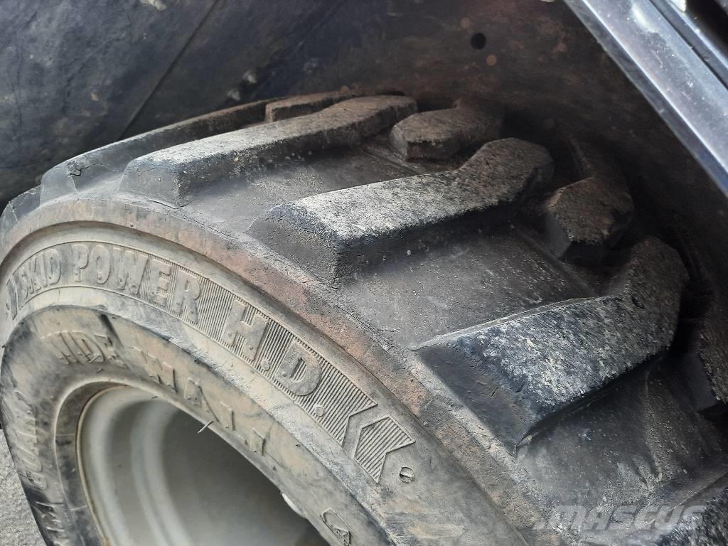 GiANT V 452 X-Tra Incarcator pe pneuri