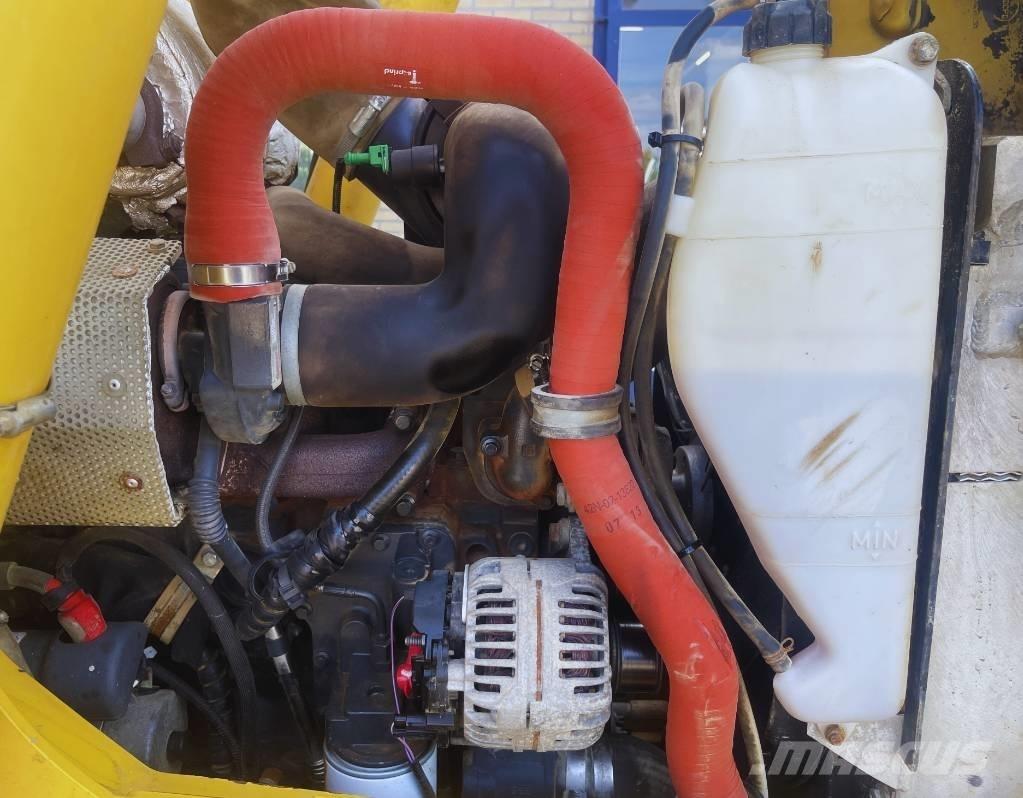 Komatsu WB 93 R-5 Buldoexcavatoare