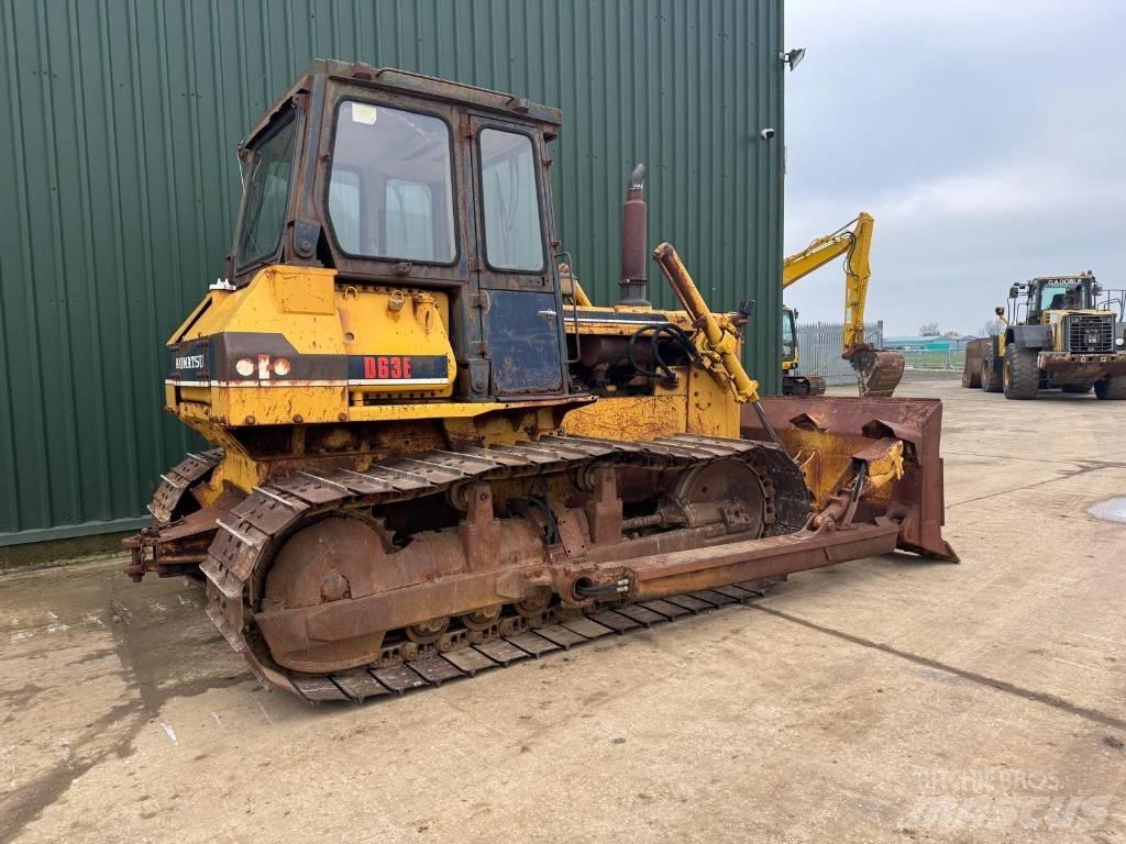 Komatsu D63E-1 Buldozere pe senile