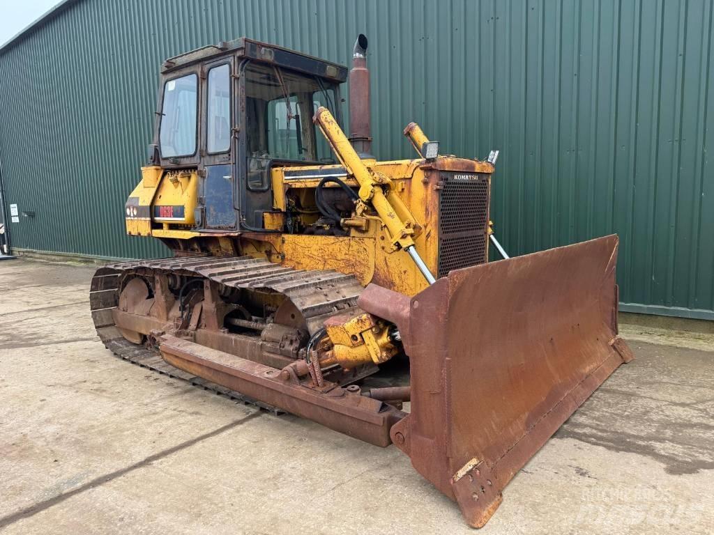 Komatsu D63E-1 Buldozere pe senile
